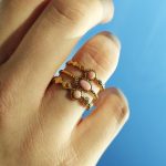Inel damă reglabil din oțel inoxidabil placat cu aur de 14 K, model triplu texturat cu pietre roz, lățime 1.9 cm, Noem® - imagine 6