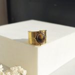 Inel damă reglabil din oțel inoxidabil placat cu aur de 14 K, bandă lată cu piatră semiprețioasă Ochi de Tigru, lățime 1.9 cm, Noem® - imagine 2