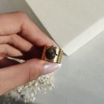 Inel damă reglabil din oțel inoxidabil placat cu aur de 14 K, bandă lată cu piatră semiprețioasă Ochi de Tigru, lățime 1.9 cm, Noem® - imagine 4