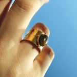 Inel damă reglabil din oțel inoxidabil placat cu aur de 14 K, bandă lată cu piatră semiprețioasă Ochi de Tigru, lățime 1.9 cm, Noem® - imagine 5