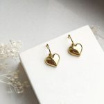 Cercei damă atârnători din oțel inoxidabil placat cu aur de 14 K, pandantiv inimă 3D voluminoasă, 3.2 cm, Noem® - imagine 3