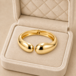 Brățară tip manșetă din oțel inoxidabil placat cu aur de 14 K, model fix cu terminații rotunjite tip lacrimă, diametru 6x5.5 cm, Noem®