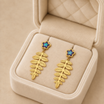 Cercei eleganți cu șurub din oțel inoxidabil placat cu aur de 14 K, design lung cu ramură aurie și floare, lungime 4.7 cm, Noem®