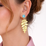 Cercei eleganți cu șurub din oțel inoxidabil placat cu aur de 14 K, design lung cu ramură aurie și floare, lungime 4.7 cm, Noem® - imagine 2
